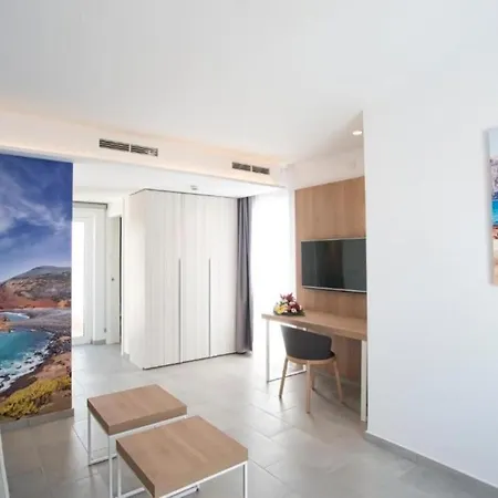 One Bedroom Sea View With Half Board,pool And Wifi, Beach דירה